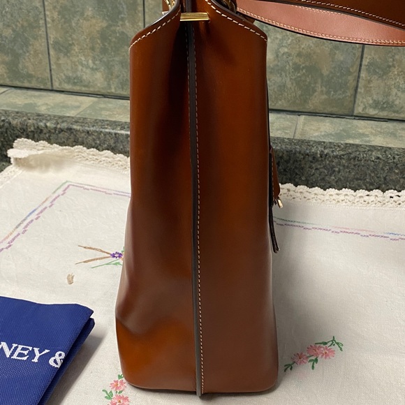Dooney & Bourke Alto ShoulderBag 13” x 11” x 5.5” & Dust-bag pre-owned - Picture 7 of 13